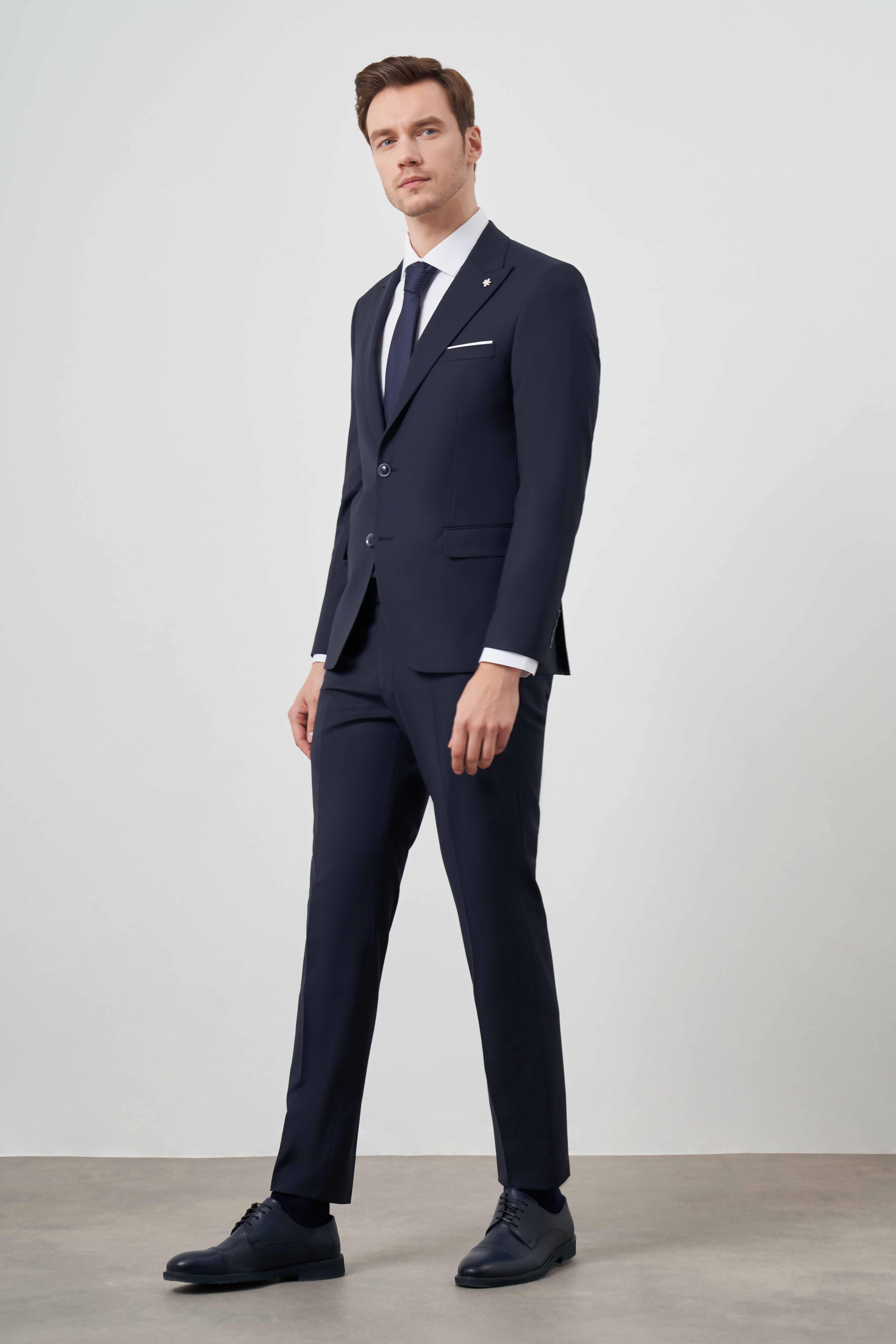 Morven Erkek Lacivert Yünlü Platinium Düz Desen Slim Fit Sivri Yaka Takım Elbise