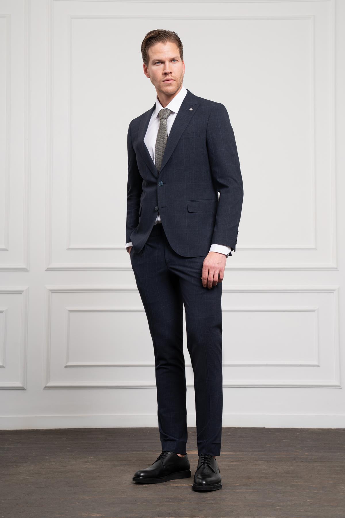 Morven Erkek Lacivert Yünlü Slim Fit Sivri Yaka Takım Elbise