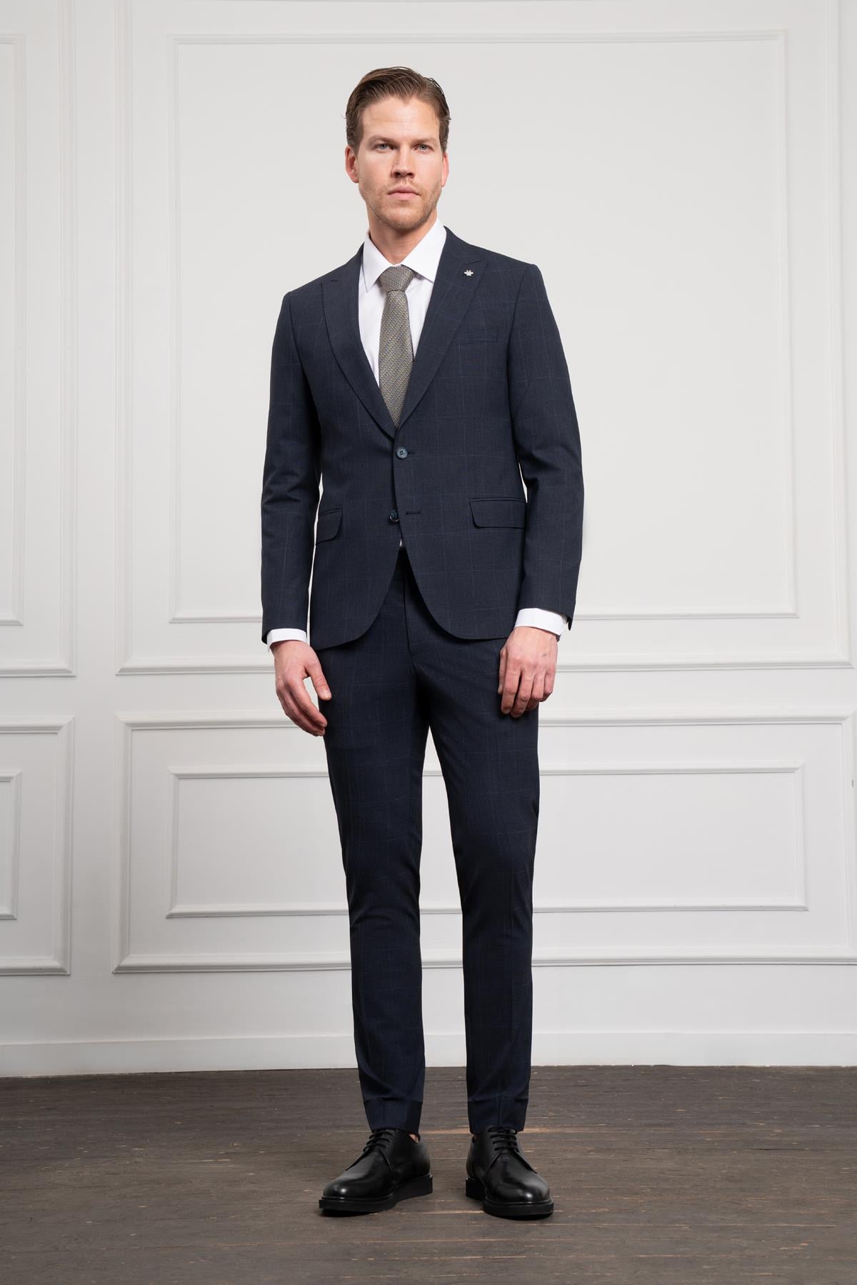 Morven Erkek Lacivert Yünlü Slim Fit Sivri Yaka Takım Elbise