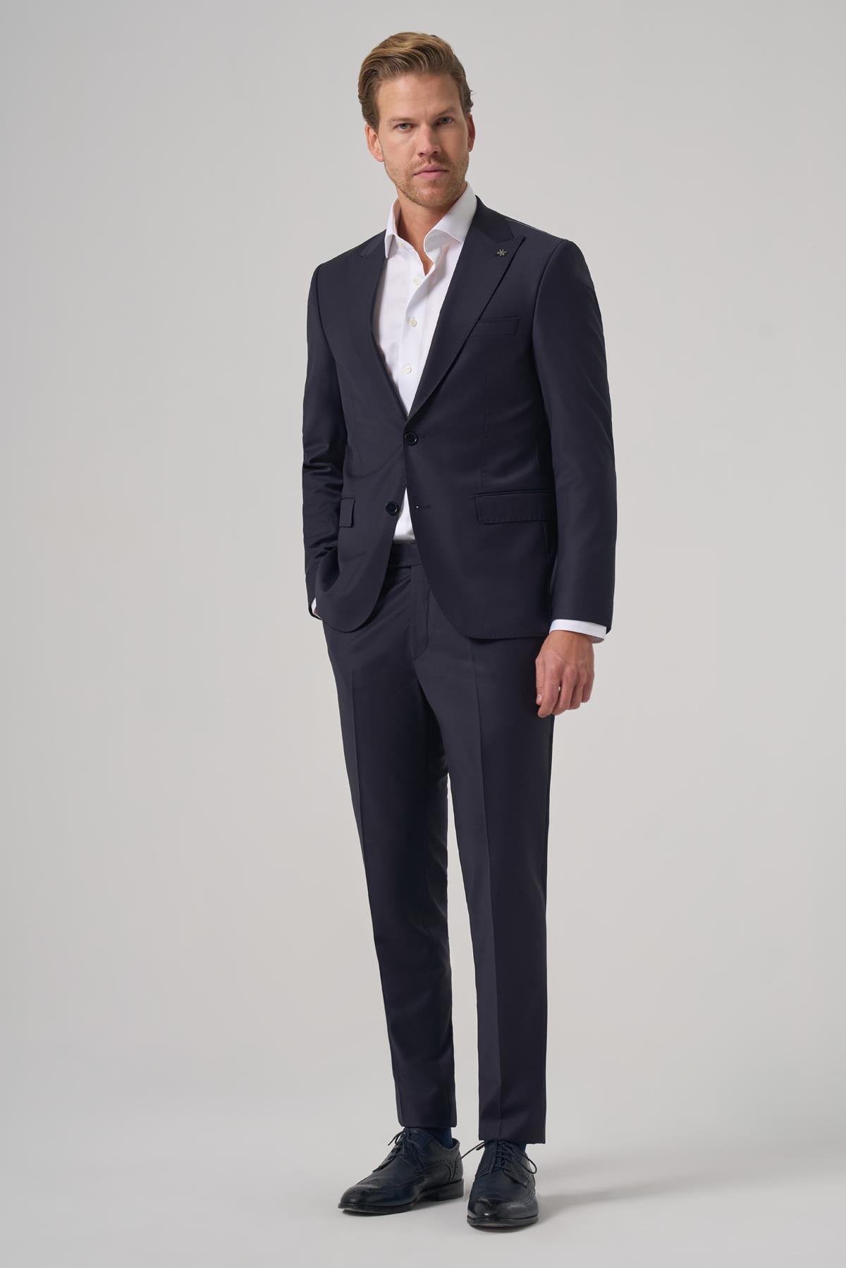 Morven Erkek Lacivert Yünlü Trend Düz Slim Fit Sivri Yaka Takım Elbise