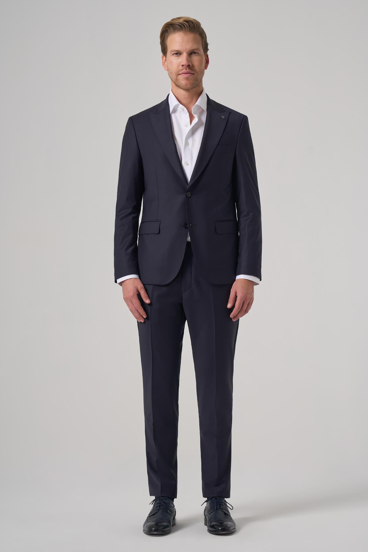 Morven Erkek Lacivert Yünlü Trend Düz Slim Fit Sivri Yaka Takım Elbise