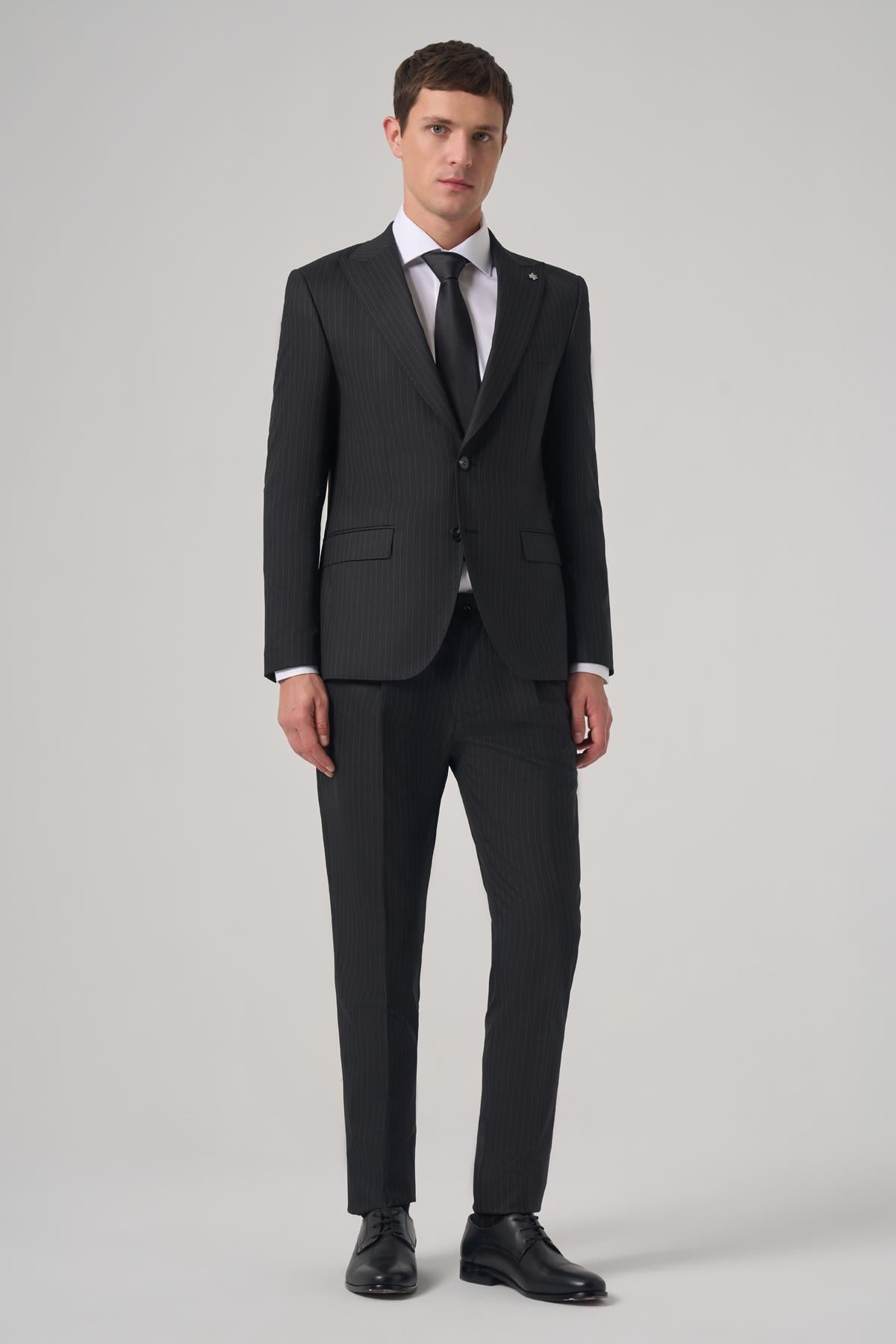Morven Erkek Siyah Yünlü Trend Çizgili Slim Fit Sivri Yaka Takım Elbise