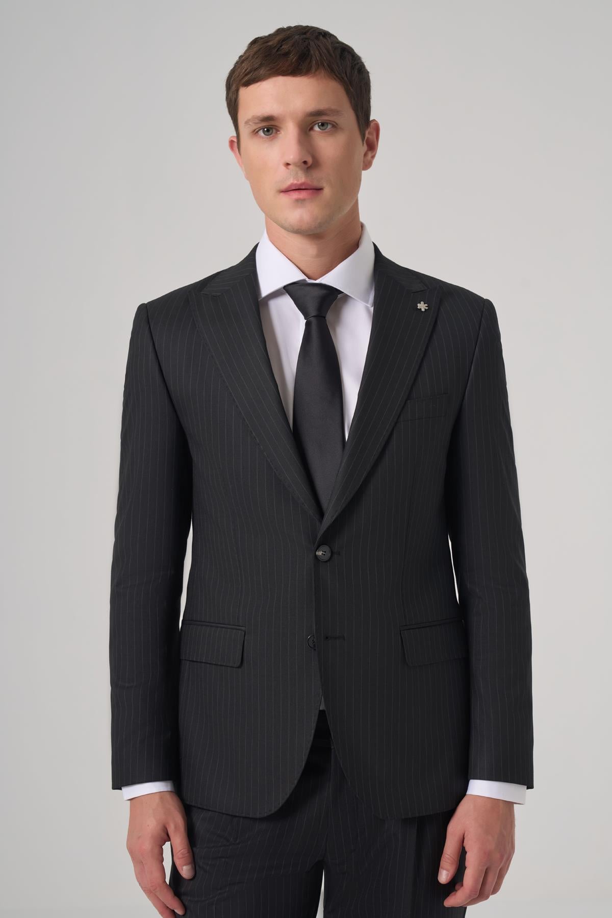 Morven Erkek Siyah Yünlü Trend Çizgili Slim Fit Sivri Yaka Takım Elbise