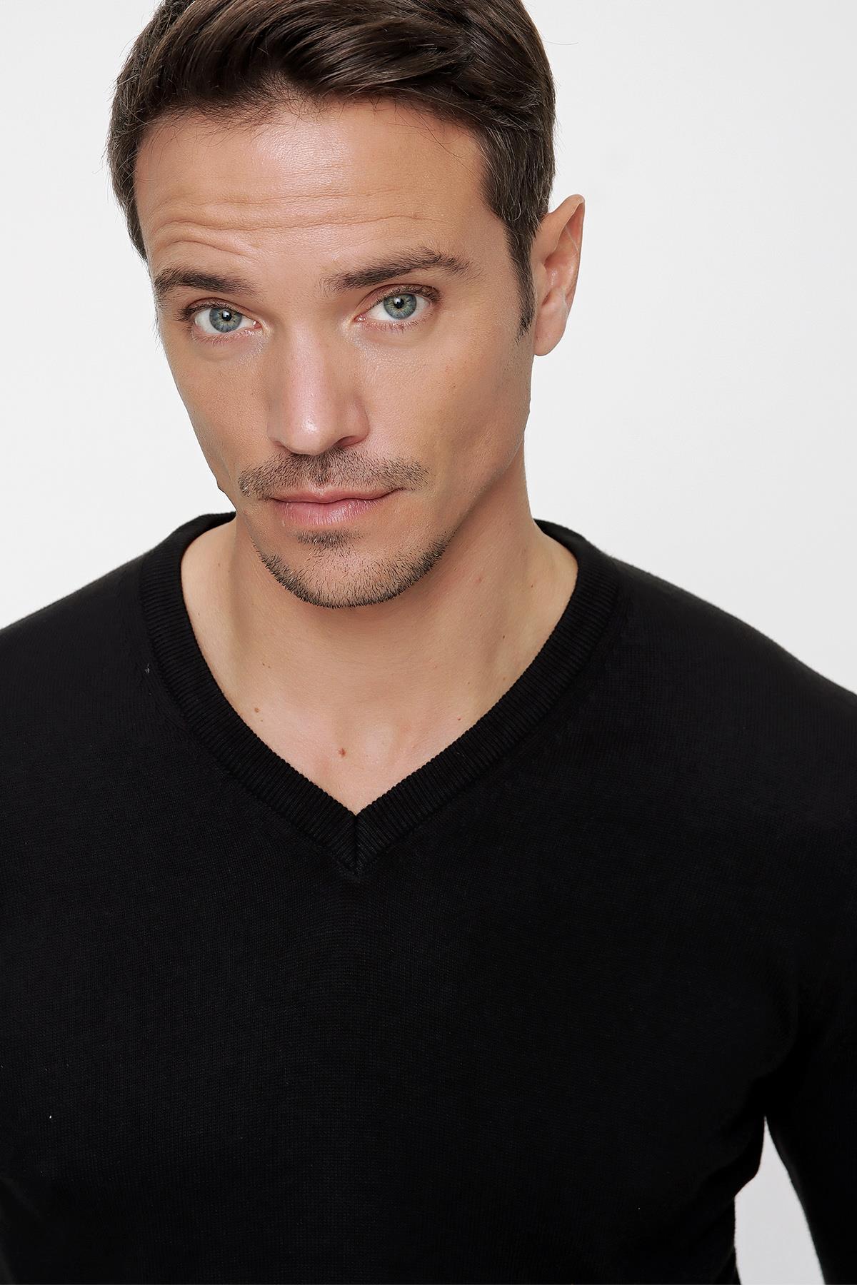 Siyah Basic Dinamik Fit Rahat Kesim V Yaka Triko Kazak