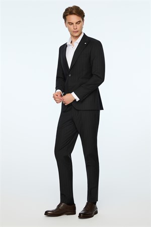Morven Erkek Siyah Yün Trend Çizgili Slim Fit Sivri Yaka Takım Elbise