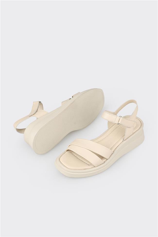 Ekru Deri Kadın Dolgu Topuk Sandalet