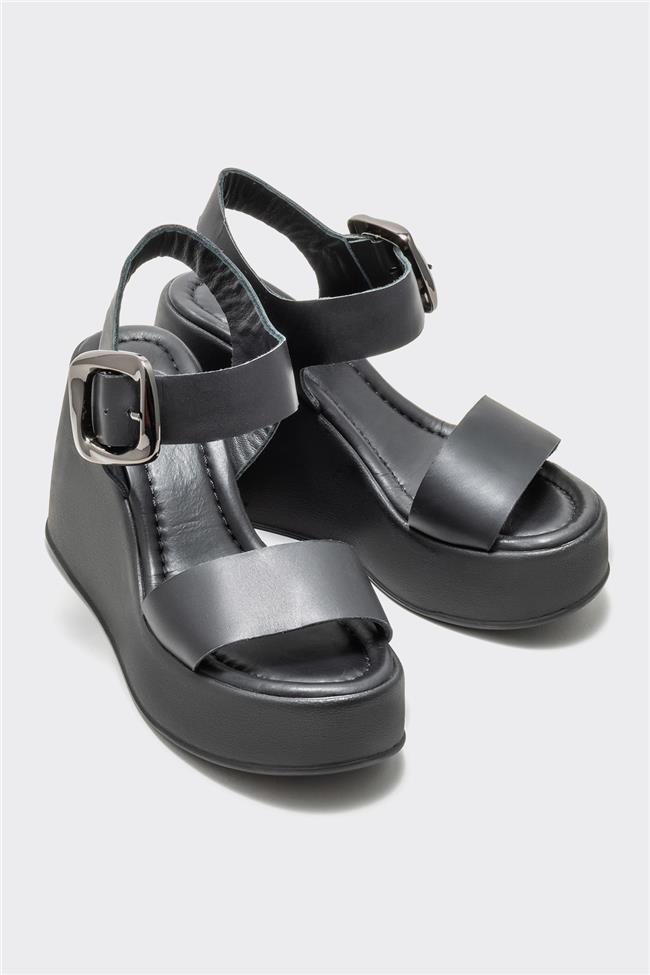 Siyah Deri Kadın Dolgu Topuk Sandalet