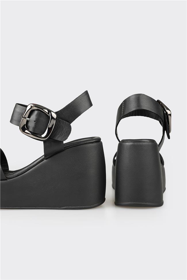 Siyah Deri Kadın Dolgu Topuk Sandalet