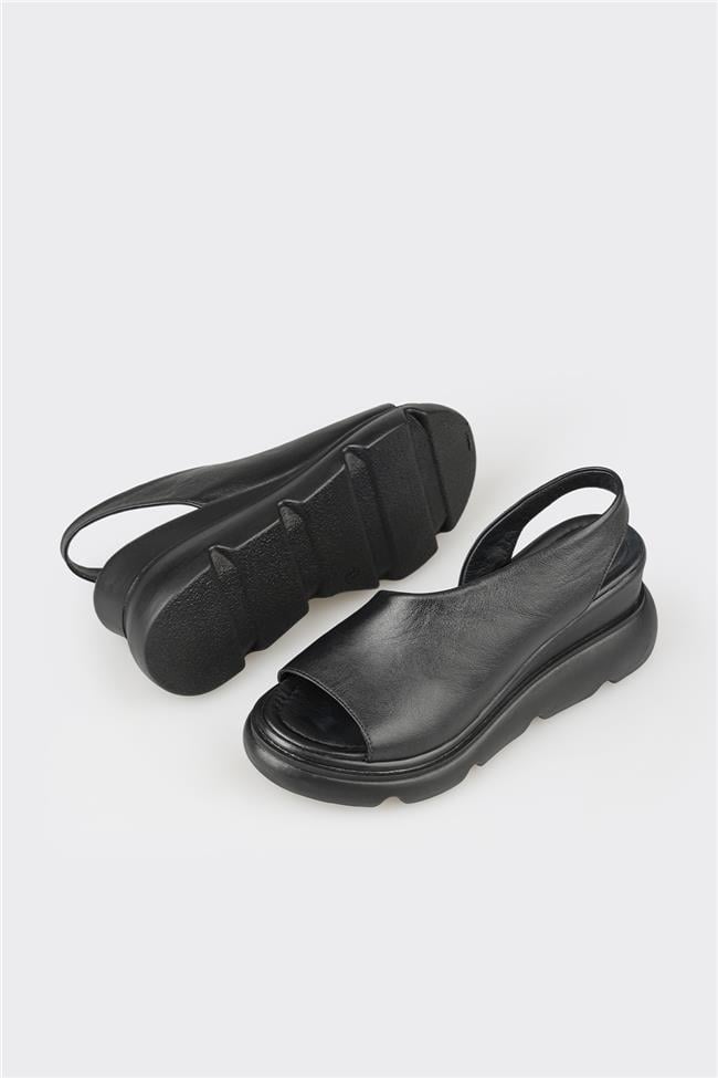 Siyah Deri Kadın Dolgu Topuklu Sandalet