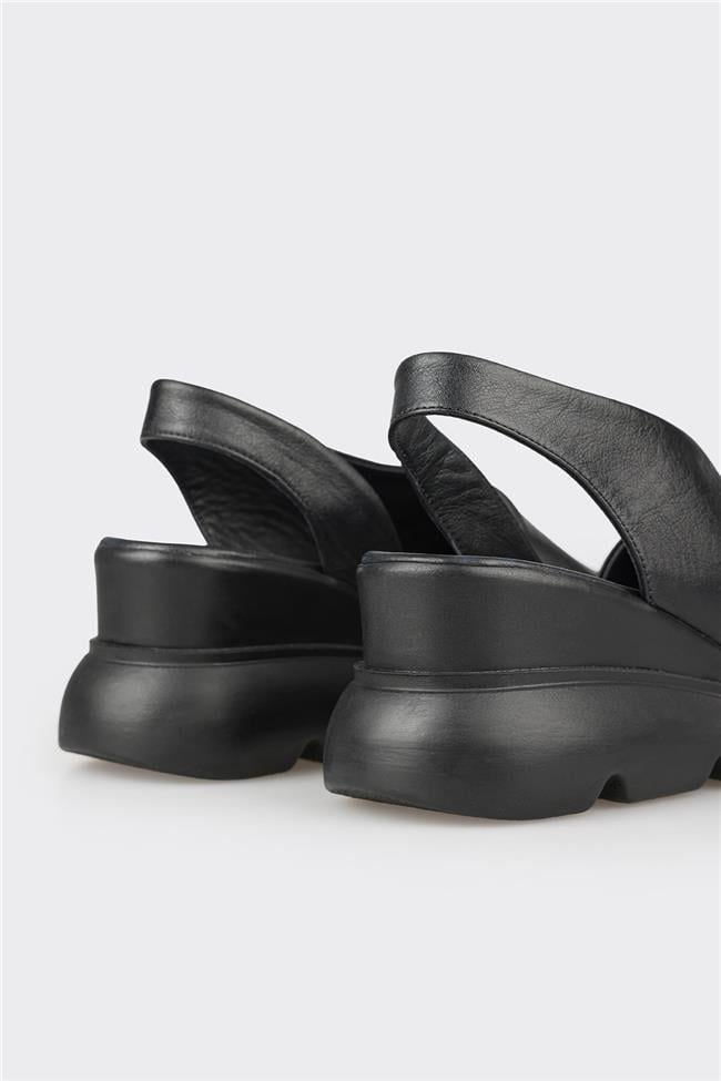 Siyah Deri Kadın Dolgu Topuklu Sandalet