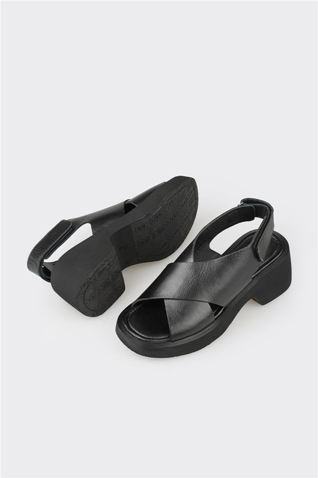 Siyah Deri Kadın Günlük Sandalet