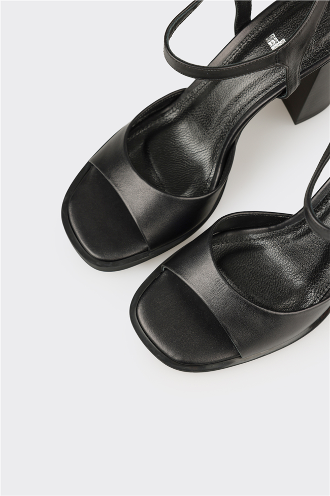 Siyah Deri Kadın Sandalet