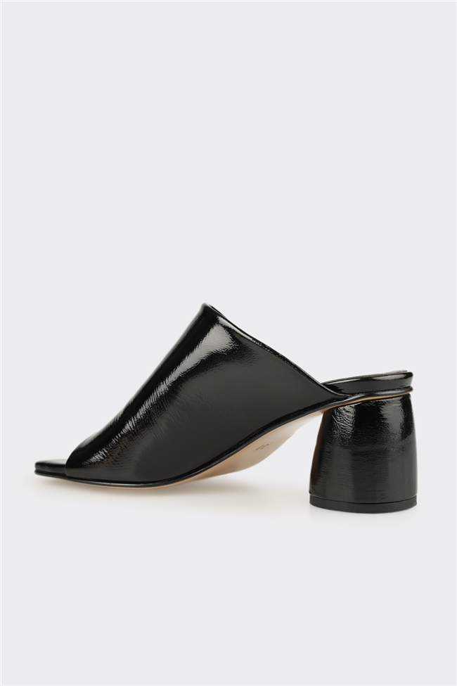 Siyah Deri Kadın Terlik