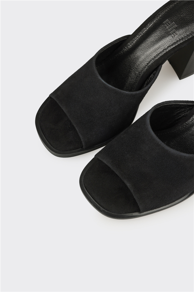 Siyah Deri Kadın Terlik