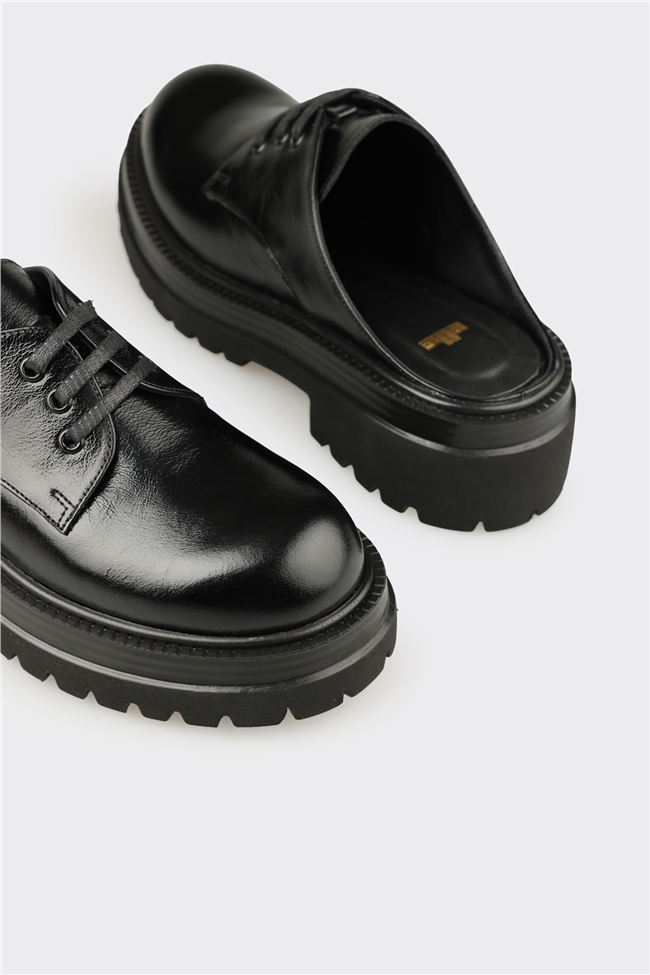 Siyah Deri Kadın Terlik