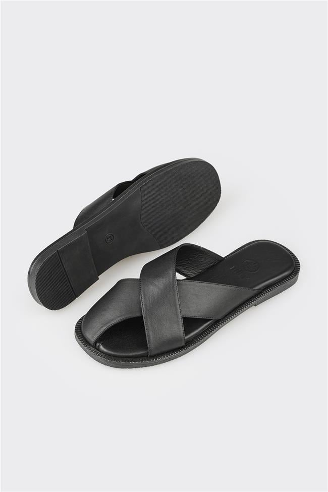 Siyah Deri Kadın Terlik