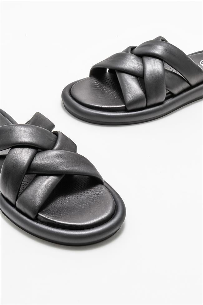 Siyah Deri Kadın Terlik