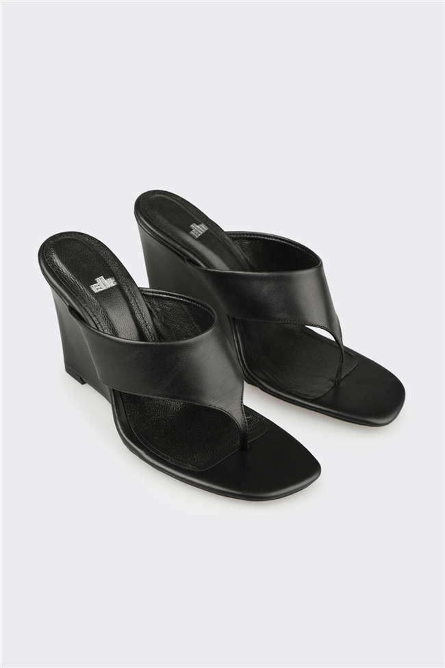 Siyah Deri Kadın Terlik