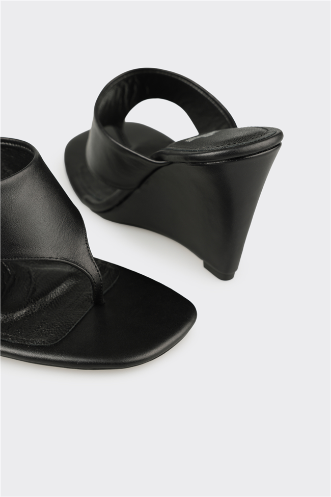 Siyah Deri Kadın Terlik