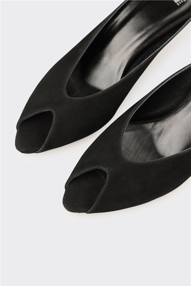 Siyah Deri Kadın Terlik