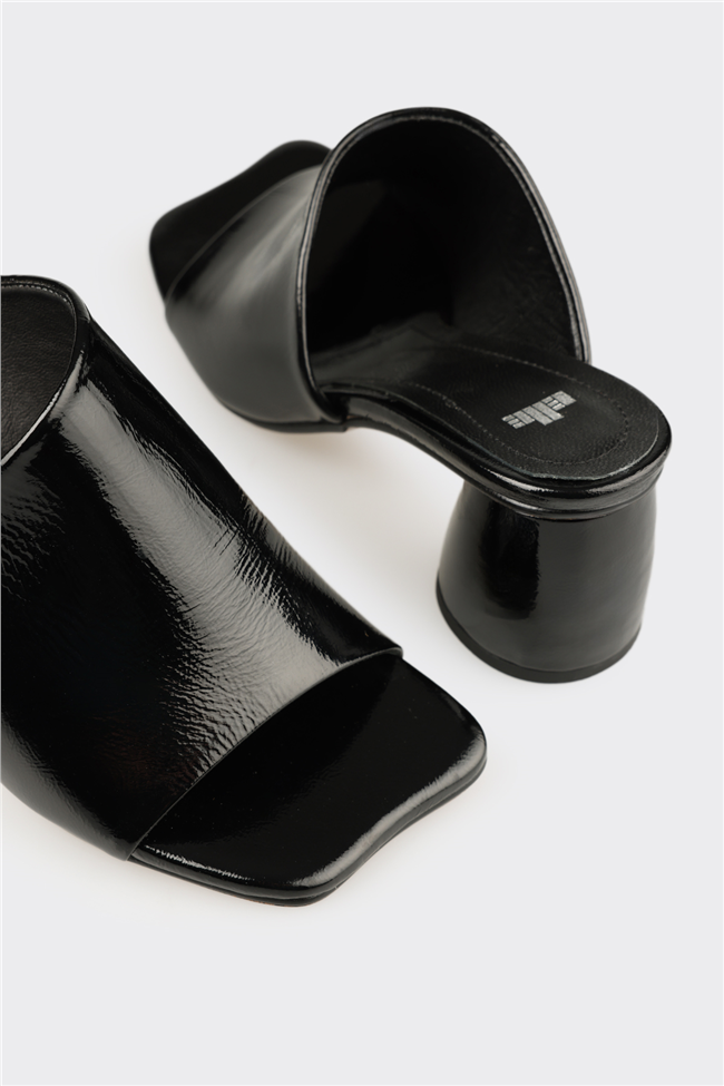 Siyah Deri Kadın Terlik