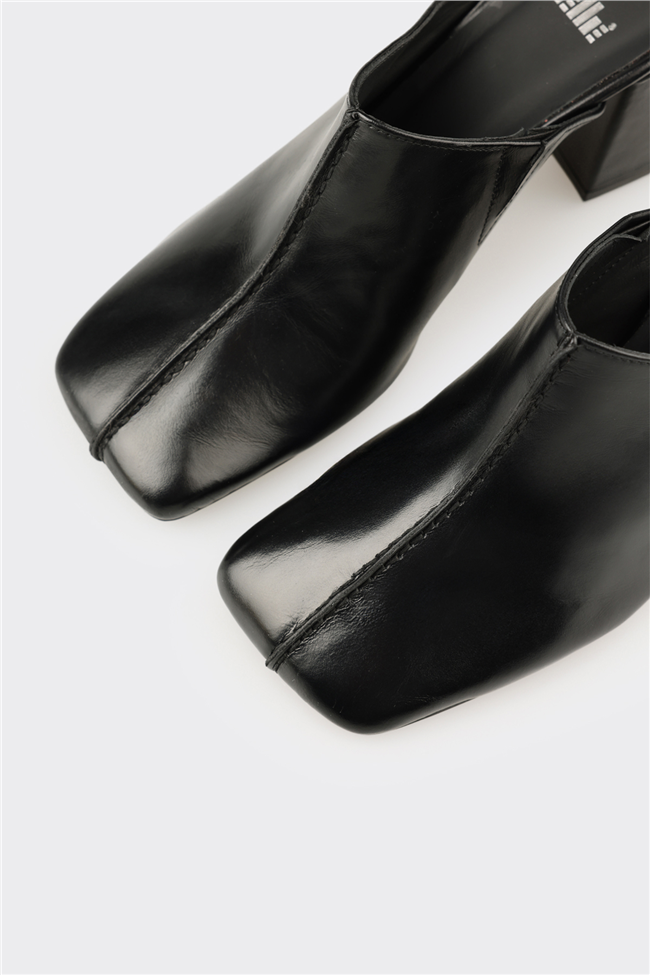 Siyah Deri Kadın Terlik