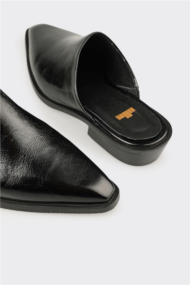 Siyah Deri Kadın Terlik