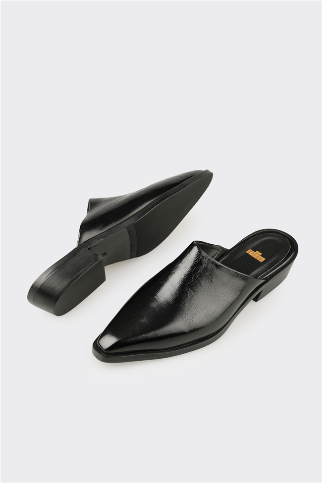 Siyah Deri Kadın Terlik