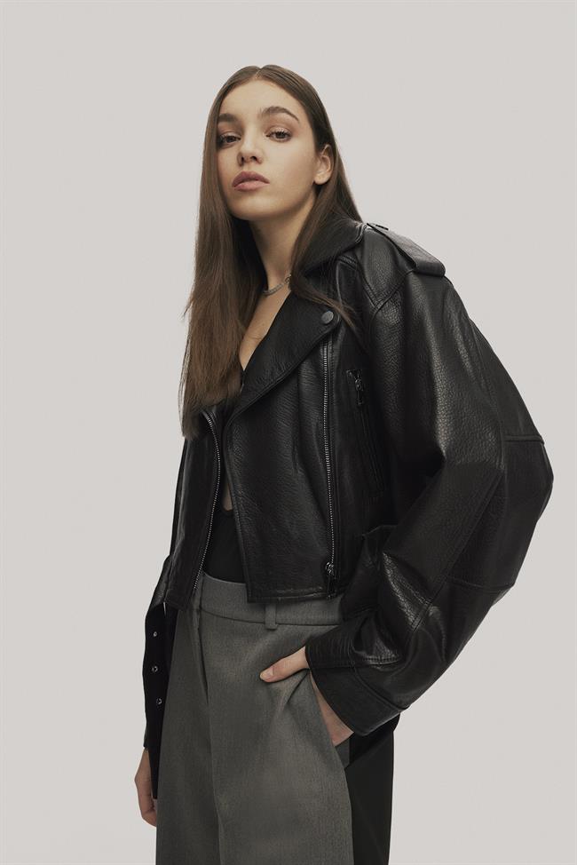 Siyah Deri Kadın Ceket

(RAPINO-01)