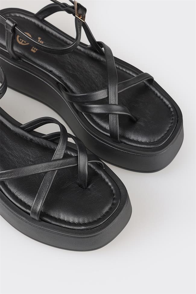Siyah Deri Kadın Dolgu Topuk Sandalet