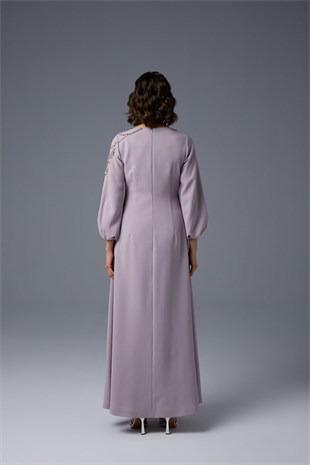 JAMİLA SARAH TEK TARAFLI İŞLEMELİ KAYIK YAKA KREP KUMAŞ ELBİSE