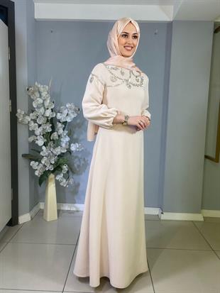 JAMİLA SARAH TEK TARAFLI İŞLEMELİ KAYIK YAKA KREP KUMAŞ ELBİSE