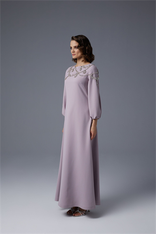 JAMİLA SARAH TEK TARAFLI İŞLEMELİ KAYIK YAKA KREP KUMAŞ ELBİSE