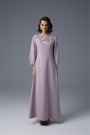 JAMİLA SARAH TEK TARAFLI İŞLEMELİ KAYIK YAKA KREP KUMAŞ ELBİSE