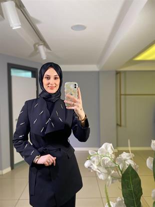 MİARUJ KOLLARI VE YAKASI TAŞLI KREP CEKET