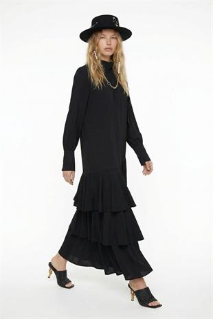 NOİ JARSE YAKADAN BAĞLI ÜÇ KAT VOLANLI ELBİSE