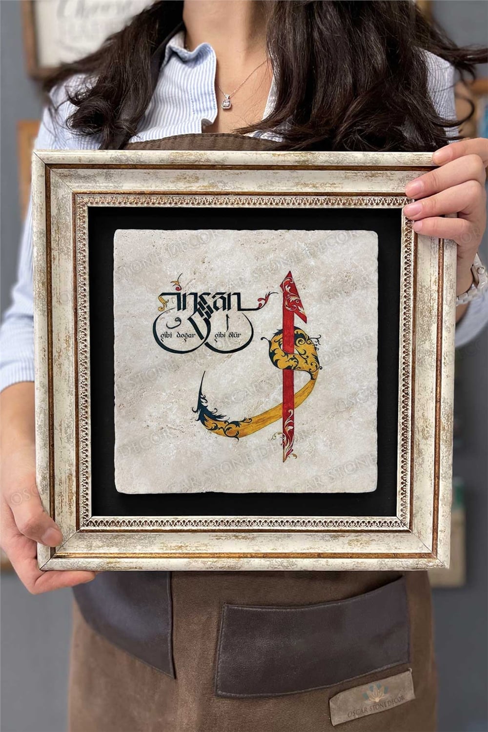 Oscar Stone Decor Çerçeveli Tablo Taş Duvar Dekoru 30 X 30 Cm İnsan Vav gibi Doğar Elif gibi ölür