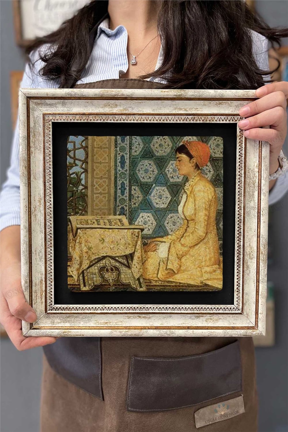 Oscar Stone Decor Çerçeveli Tablo Taş Duvar Dekoru 30 X 30 Cm Osman Hamdi Kuran Okuyan Kız