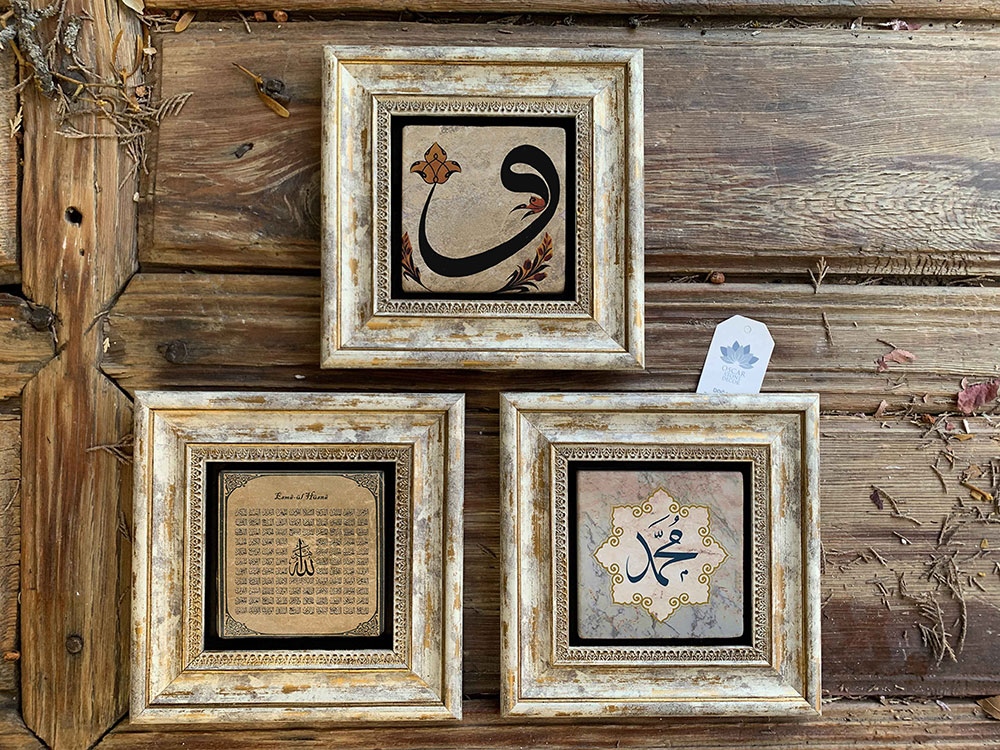 Oscar Stone Decor Çerçeveli Taş Duvar Dekoru Tablo 3'lü Set 20x20cm Esmaül Hüsna Vav Muhammed