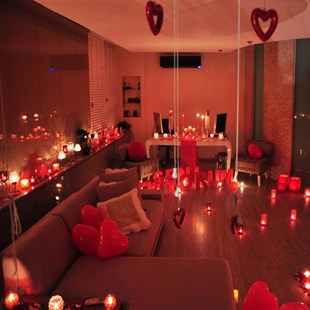 Sevgililer Günü Romantik Hediye 700 Gül Yaprağı-50 Kalpli Mum-10 Kalpli Balon-1 Kalpli Folyo Balon Sevgiliye Özel Süpriz Romantik Paket