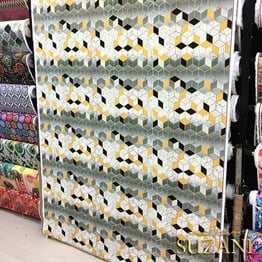 Gri Küpler ve Mermer Desenli Kumaş