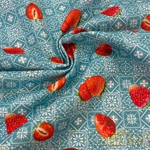 Retro Çilek Desenli Dijital Baskılı Kumaş