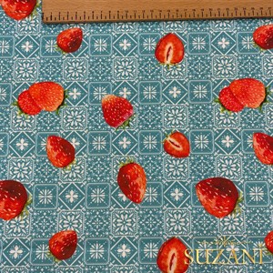 Retro Çilek Desenli Dijital Baskılı Kumaş