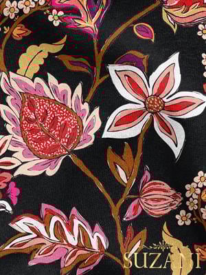 Siyah Zemin Çiçek Desenli Dijital Baskılı Kumaş