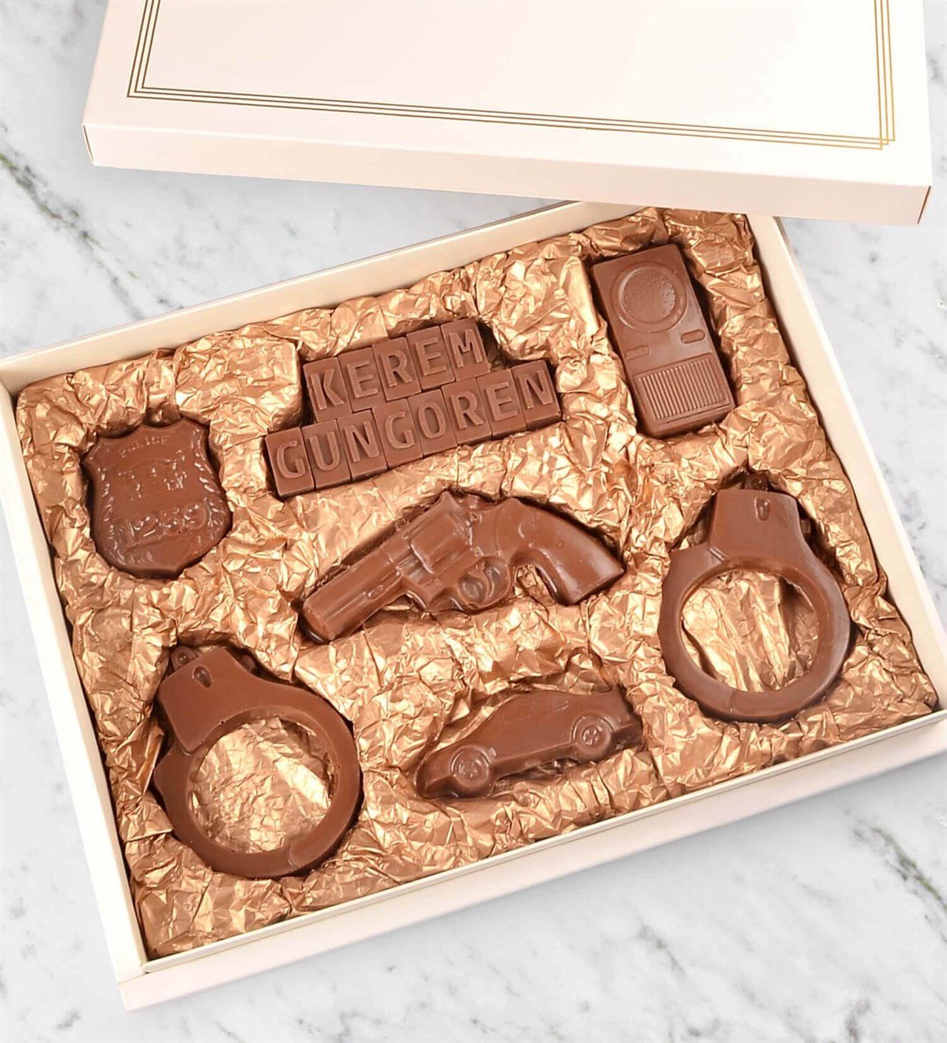 İsme Özel Silah, Kelepçe, Rozet ve Telsizli Polis Çikolatalası