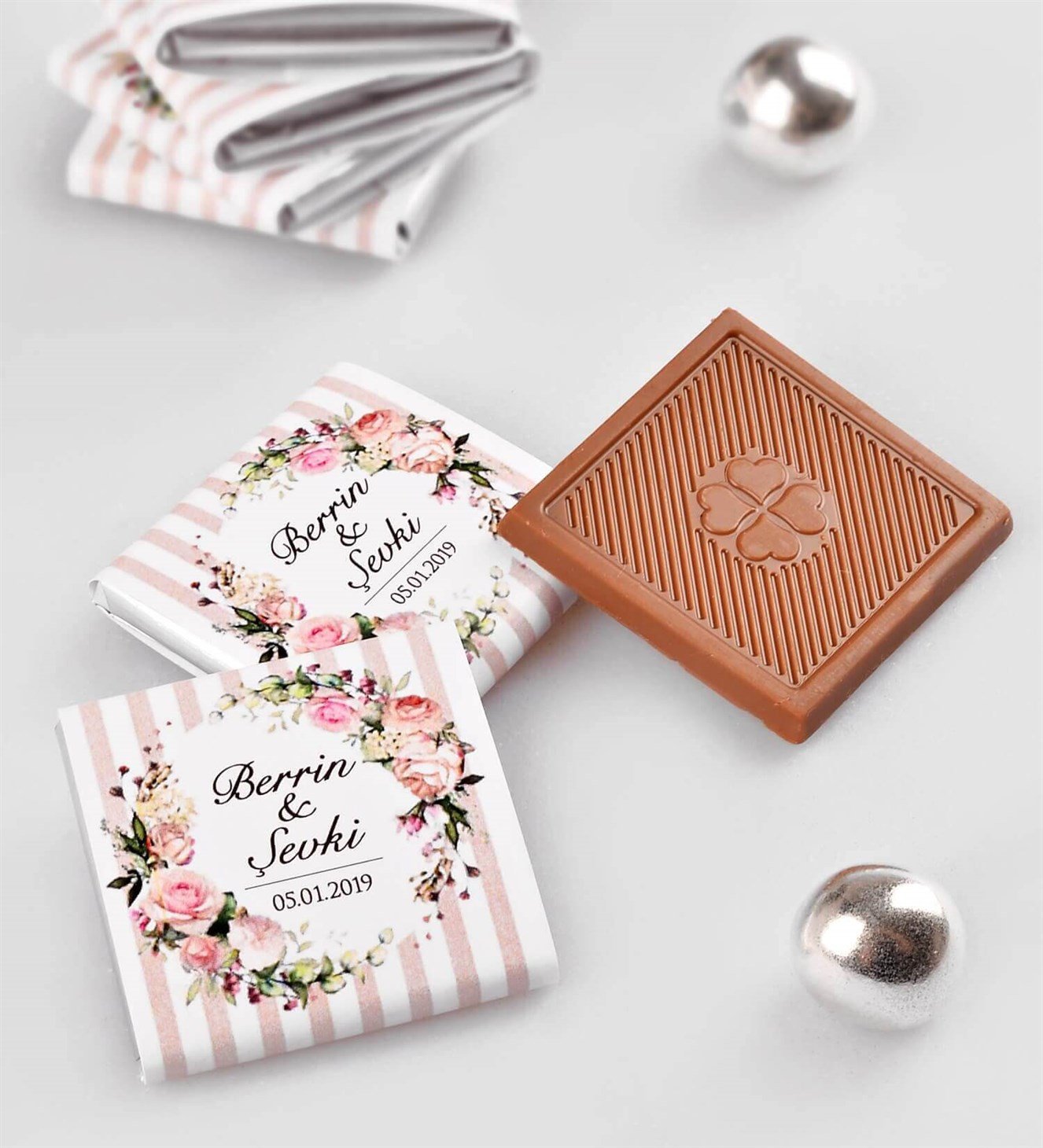 Soft Pembe Çiçekler Tarihli ve İsimli 50 Adet Söz & Nişan Çikolatası