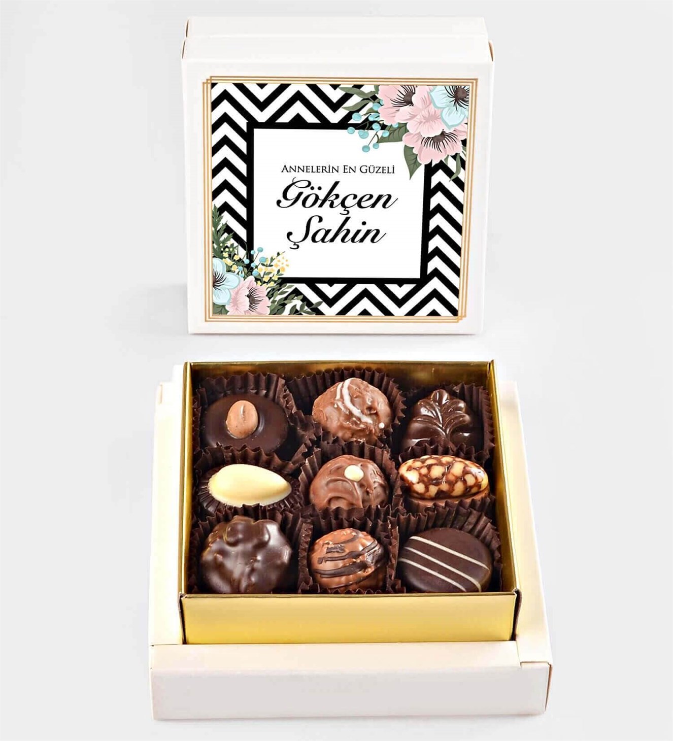 Anneye Özel İsimli Çiçek Tasarımlı Spesiyal Çikolata 9'lu