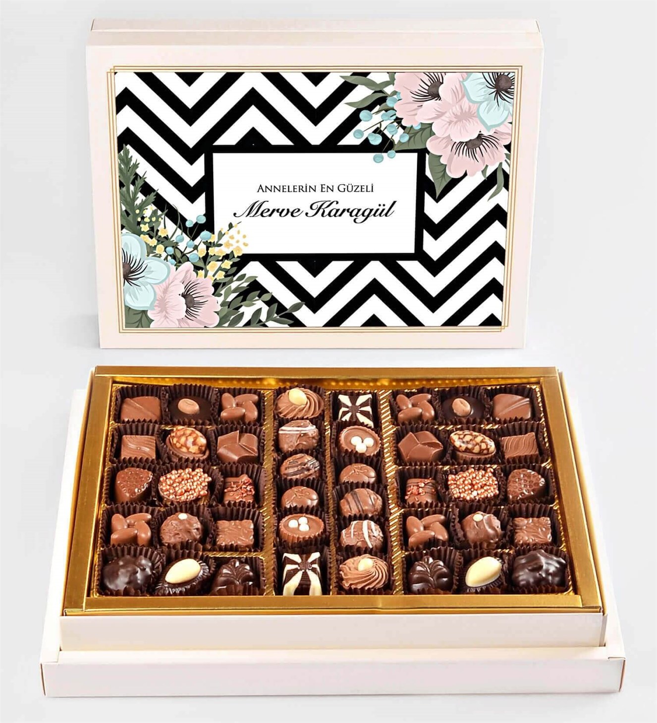 Anneye Özel İsimli Çiçek Tasarımlı Spesiyal Çikolata 42'li