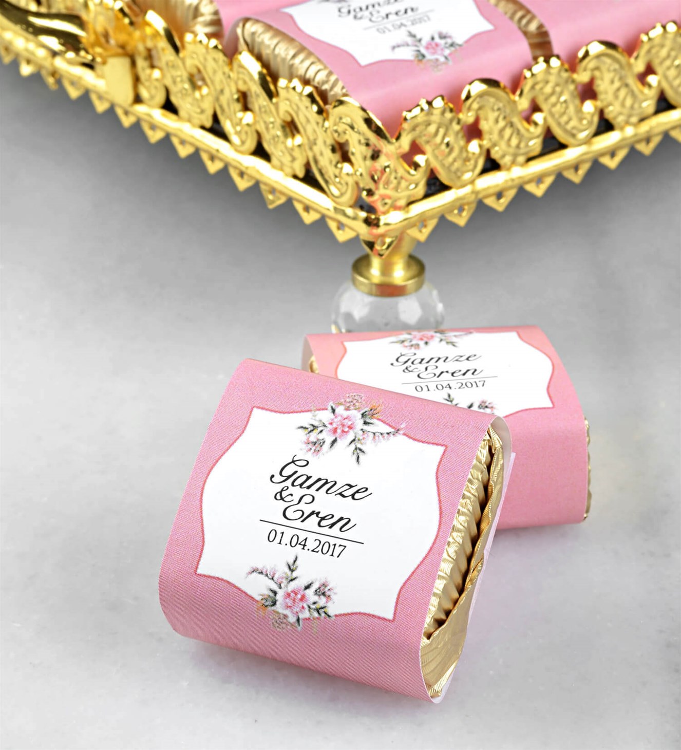 Pembe Çiçekler Fıstıklı İsimli Söz & Nişan Çikolatası
