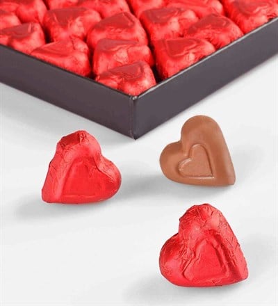 İsme Özel Siyah Kutuda Kırmızı Kalp Çikolatalar